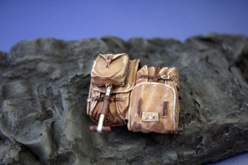 1 Rucksack mit Spaten und Aufsatztasche zusammengefügt mit einem einfachen Rucksack